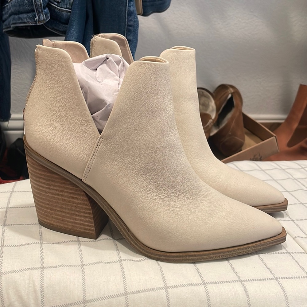 Vince Camuto White Ankle Boots size 9